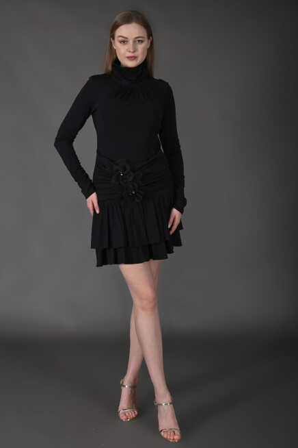 Favori Tekstil etek ucu piliseli bel kısmı aksesuar işlemeli tasarım mini elbise